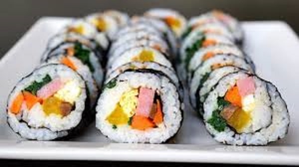 thực đơn keto sushi rau củ xúc xích